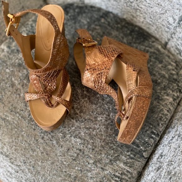 Guess Sandals/Wedges - Picture 3 of 4